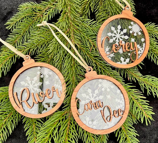 Julkula i trä och akryl med namn