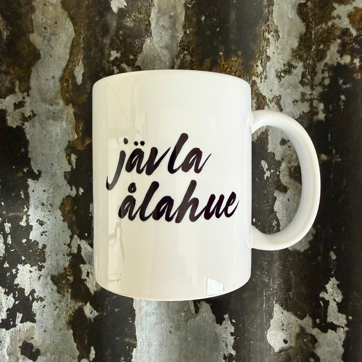 Nyssa Jävla Ålahue mug featuring bold design, ceramic cup with a sturdy handle, perfect for coffee or tea enjoyment.