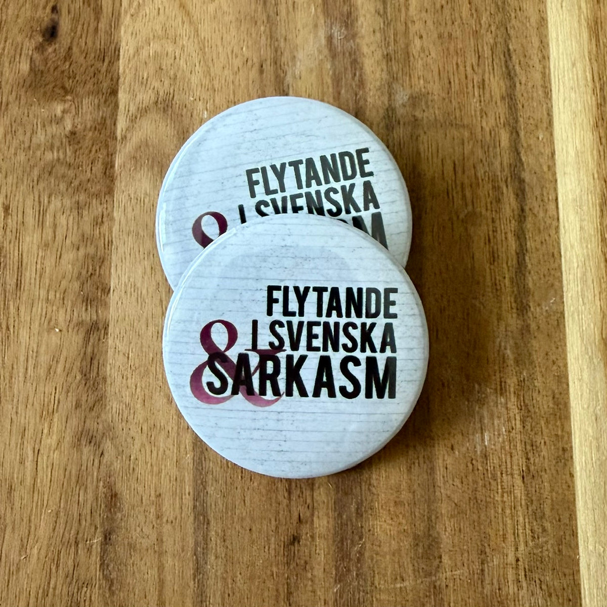 Flytande i svenska & sarkasm - Button