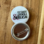 Flytande i svenska & sarkasm - Button