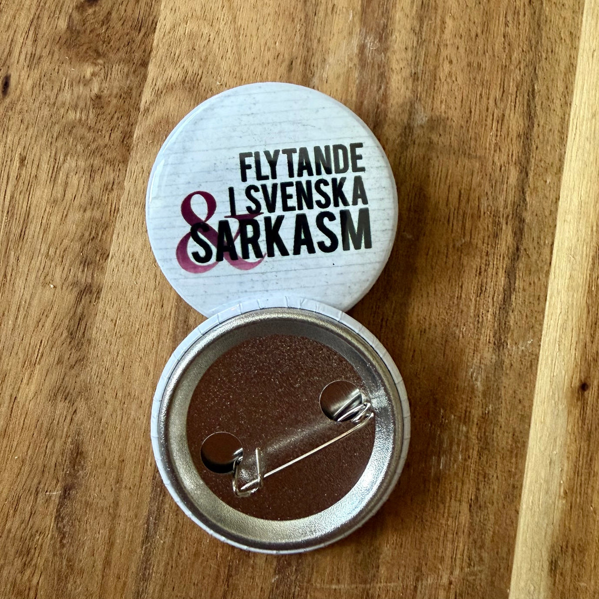 Flytande i svenska & sarkasm - Button