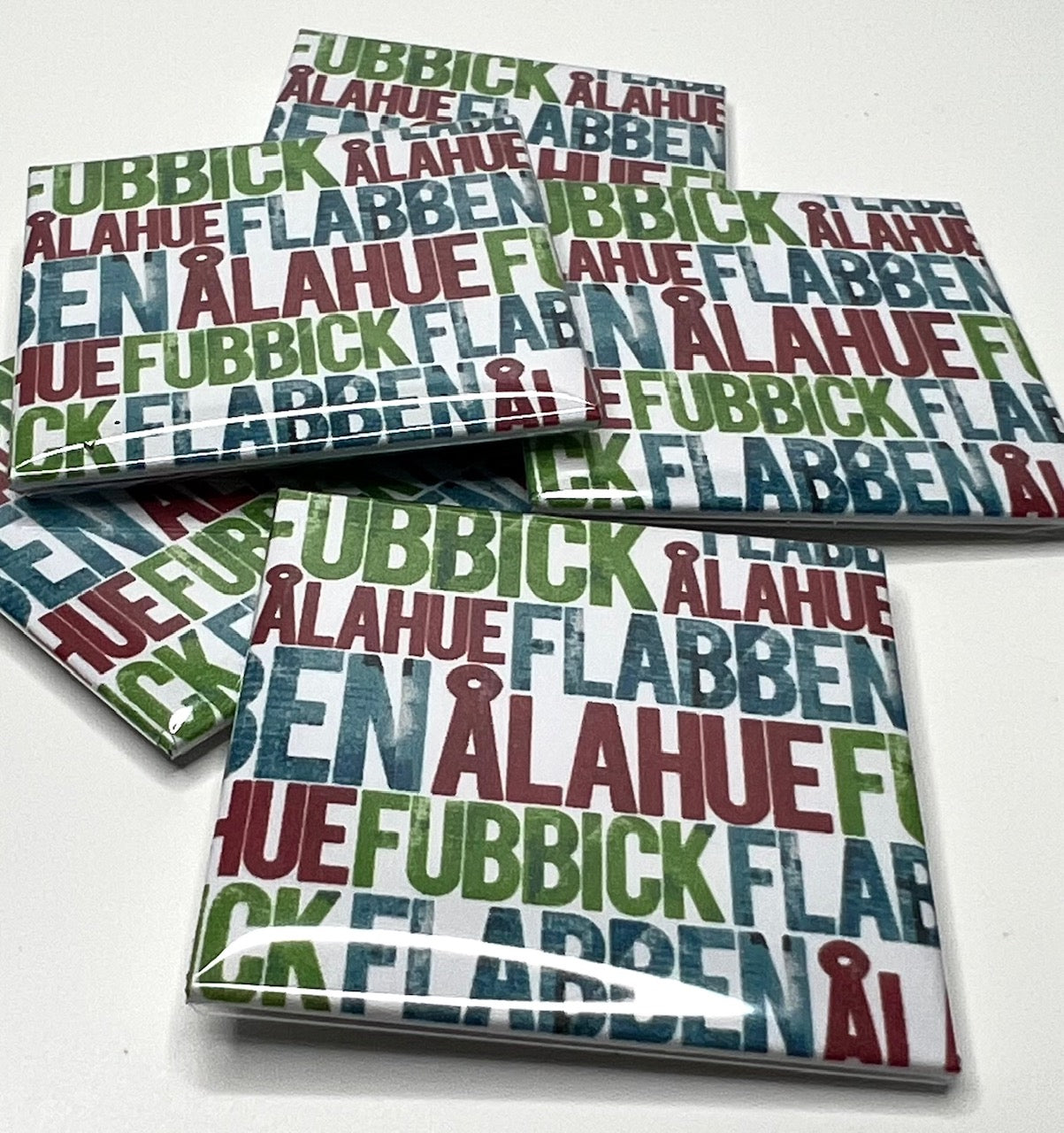 Nyssa Säg det på Skånska magnet featuring Skånska words and phrases, perfect for decorating your fridge with regional language.