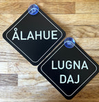 Nyssa Säg det på Skånska bilskylt featuring Ålahue design with colorful Skånska language text on a white background.