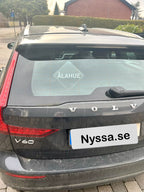 Nyssa Säg det på Skånska bilskylt with Ålahue design, featuring traditional Skånska language and decorative elements in the image.