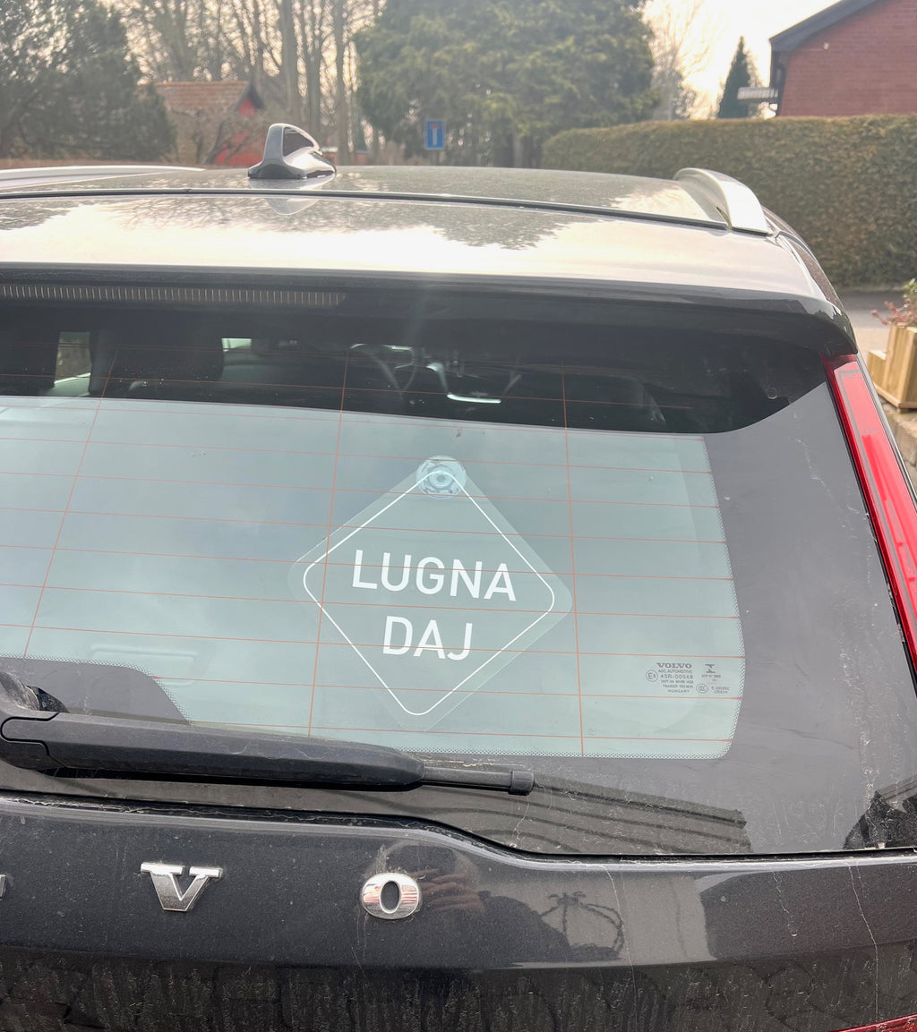 Nyssa Säg det på Skånska bilskylt with "Lugna Daj" inscription, featuring a custom Scandinavian vehicle license plate.