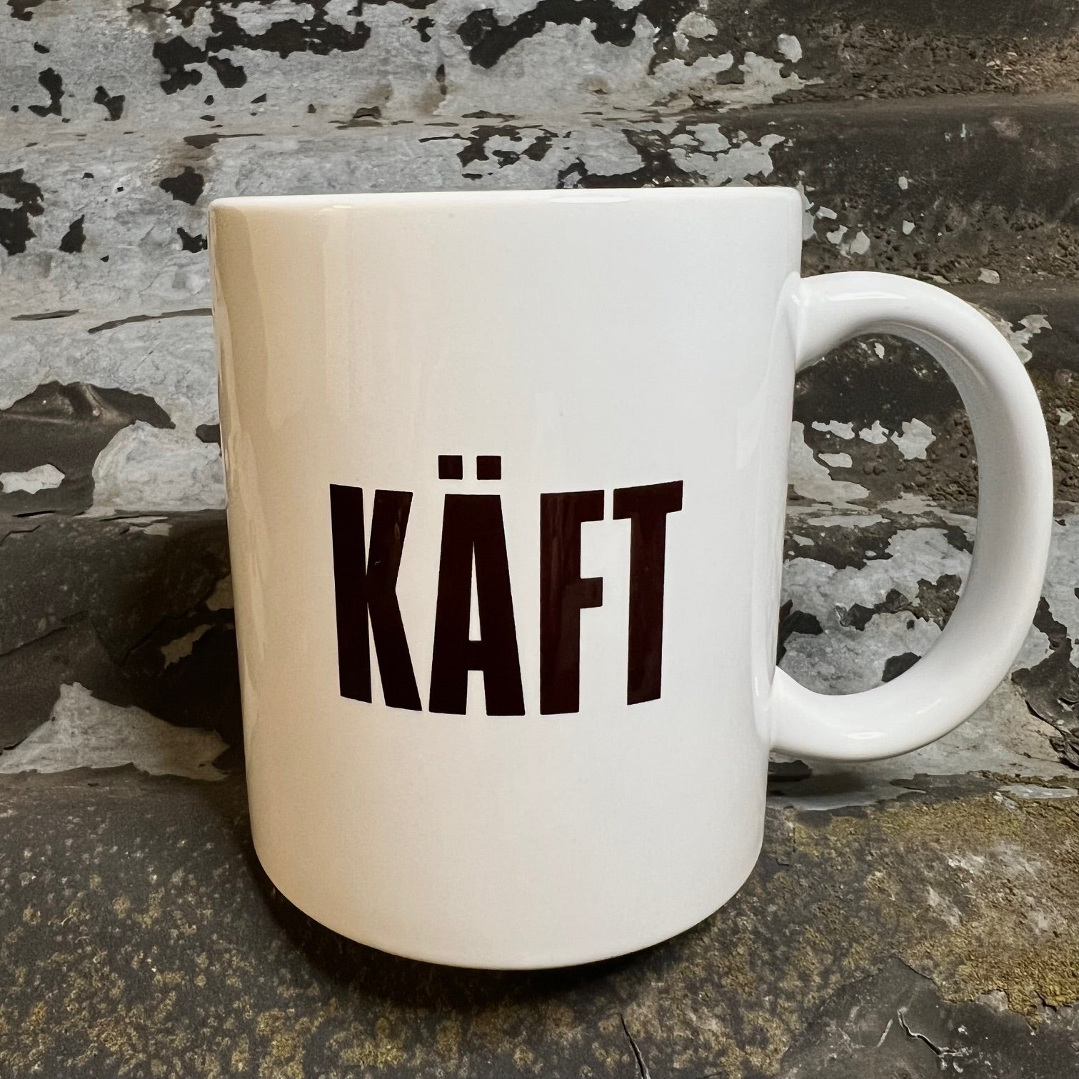 Nyssa Käft mug featuring a unique, artistic design with a smooth handle on white ceramic surface.