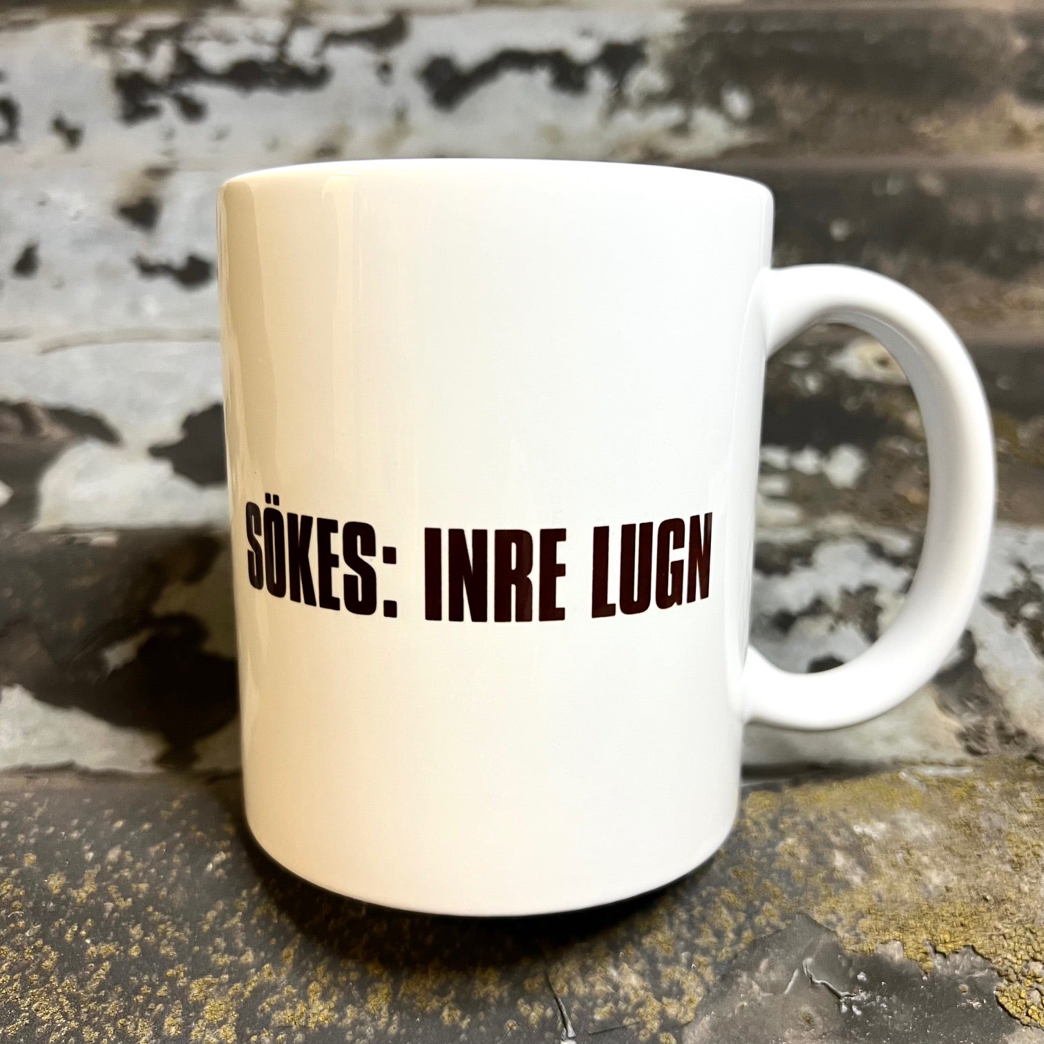 Nyssa Sökes: Inre lugn ceramic mug with calming design, perfect for tea or coffee.