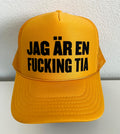Nyssa trucker cap with bold "JAG ÄR EN FUCKING TIA" slogan, featuring classic mesh back and adjustable snap closure.