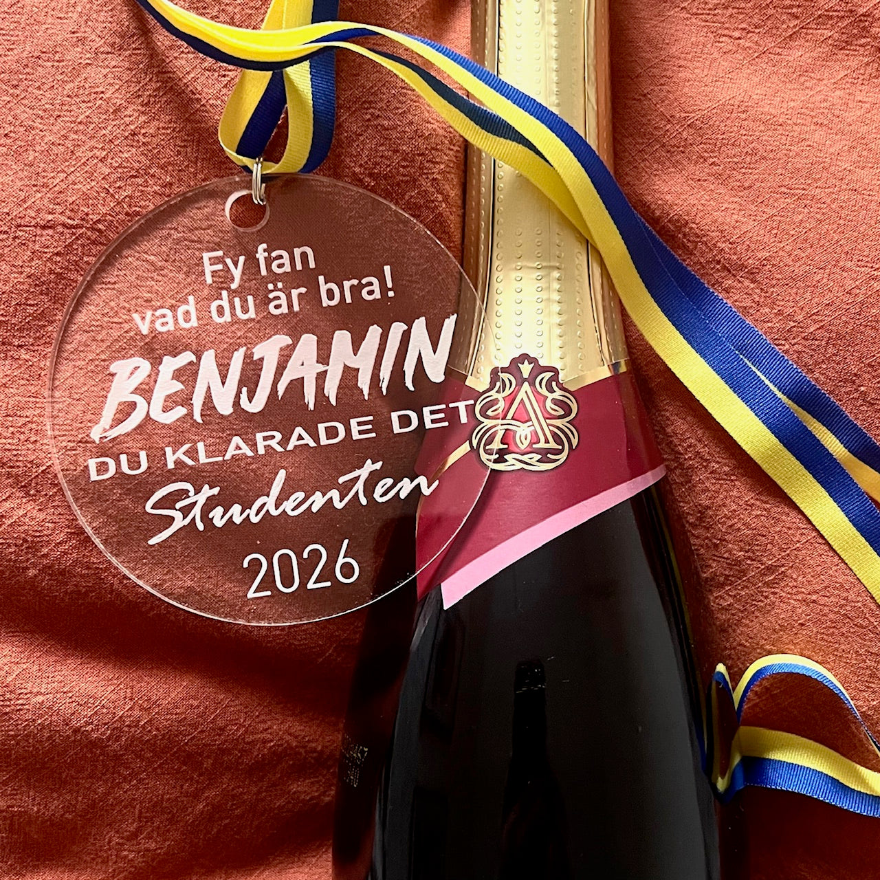 Colorful Nyssa studenthänge with "Fy fan vad du är bra!" message, featuring vibrant design and playful lettering.