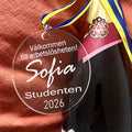 Nyssa Studenthänge with "Arbetslös" design, showcasing a stylish student accessory with bold lettering on a neutral background.