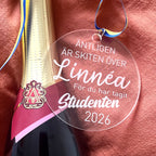 Nyssa studenthänge "Skiten är över" with humorous design, hanging on a display, perfect for celebrating graduation.
