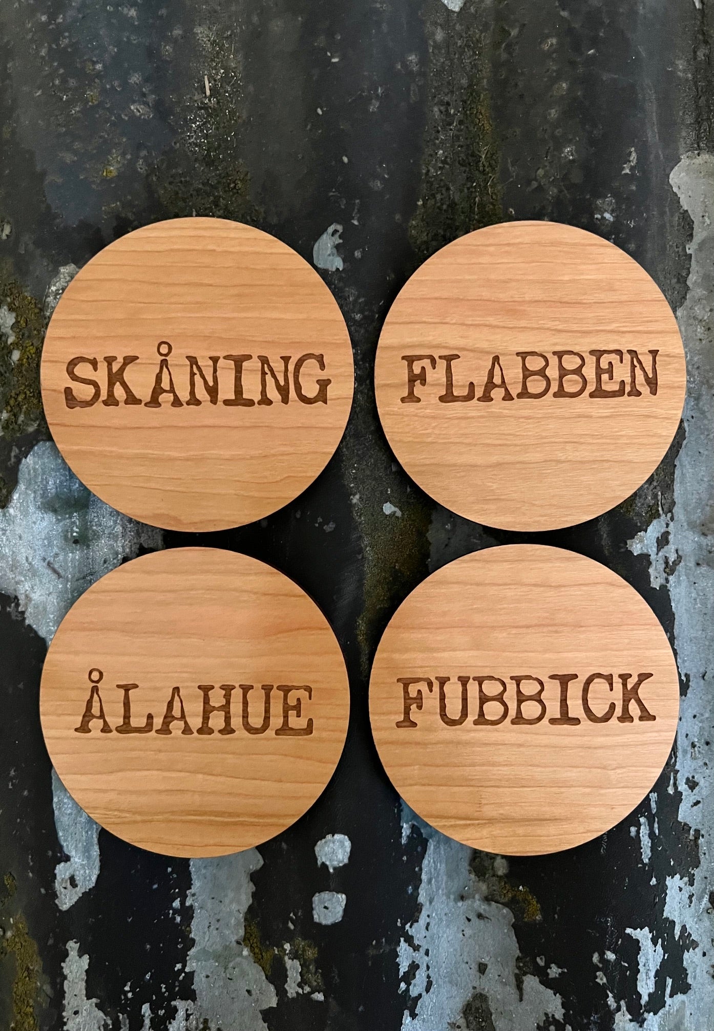 Nyssa Skåning glass underlägg with a round, wooden design, showcasing a smooth surface and natural wood grain.