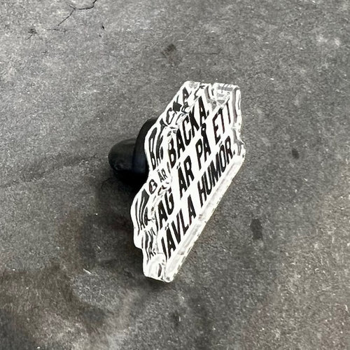 Nyssa backa pin with bold text "Jag är på ett jävla humör" on a metal pin, perfect for expressing mood.