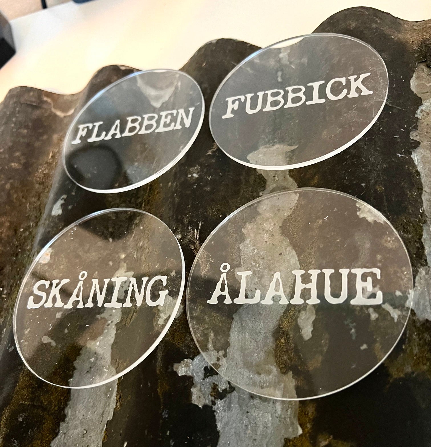 Nyssa Skåning glass underlägg with a sleek, circular design, perfect for protecting surfaces from drink condensation.