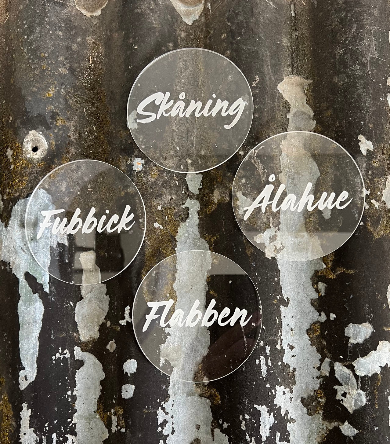 Nyssa Skåning glass underlägg with a decorative pattern, perfect for protecting surfaces from drink condensation.