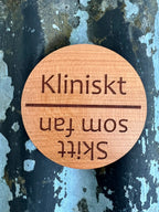Nyssa dishwasher magnet with label for indicating wash cycle status, attached to a dishwasher door.