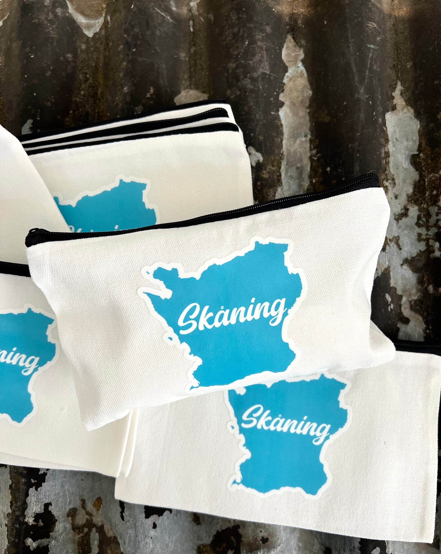 Nyssa Skåning necessity bag and pencil case, compact fabric pouch with zipper and multiple compartments, ideal for travel and organization.
