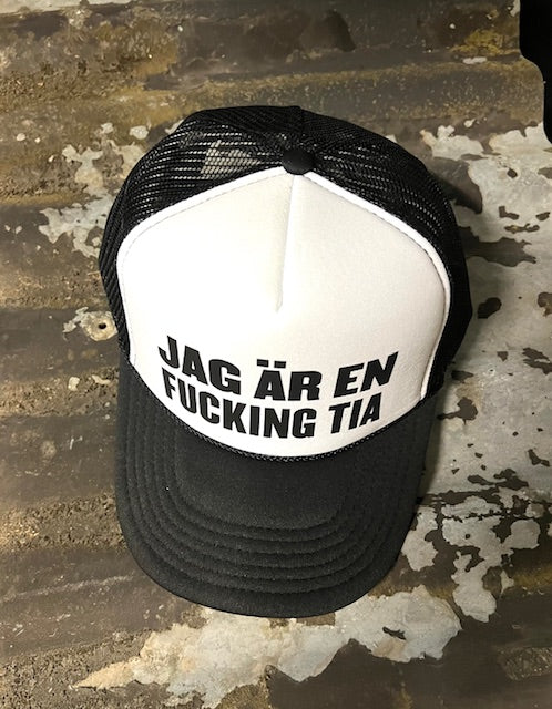 Nyssa trucker keps with bold "Jag är en fucking tia" slogan, adjustable mesh back and structured front for a casual look.